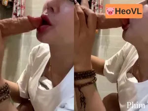 Vào nhà tắm thủ dâm bú buồi giả