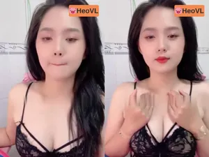 Em người yêu răng khểnh khoe cậu bé tròn trắng
