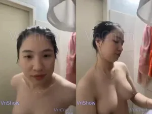 Gái vú bự, vừa call với nhân tình vừa tắm