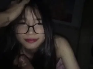 Cô vợ đi ca đêm, lẻn sang trọ để em học sinh kính cận mút cu