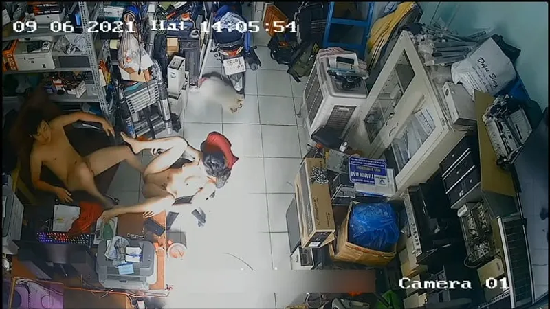 Cô vợ ông xã xoạc nhau trong của hàng máy tính